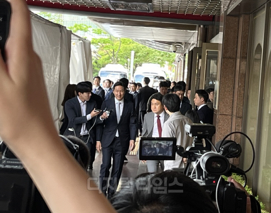 정기선 HD현대 부회장이 28일 서울 소공동 롯데호텔에서 가진 한국 재계 총수들과 무함마드 빈 자예드 알 나흐얀 아랍에미리트(UAE) 대통령과의 자리가 끝난 후 취재진의 질문에 대답하고 있다.